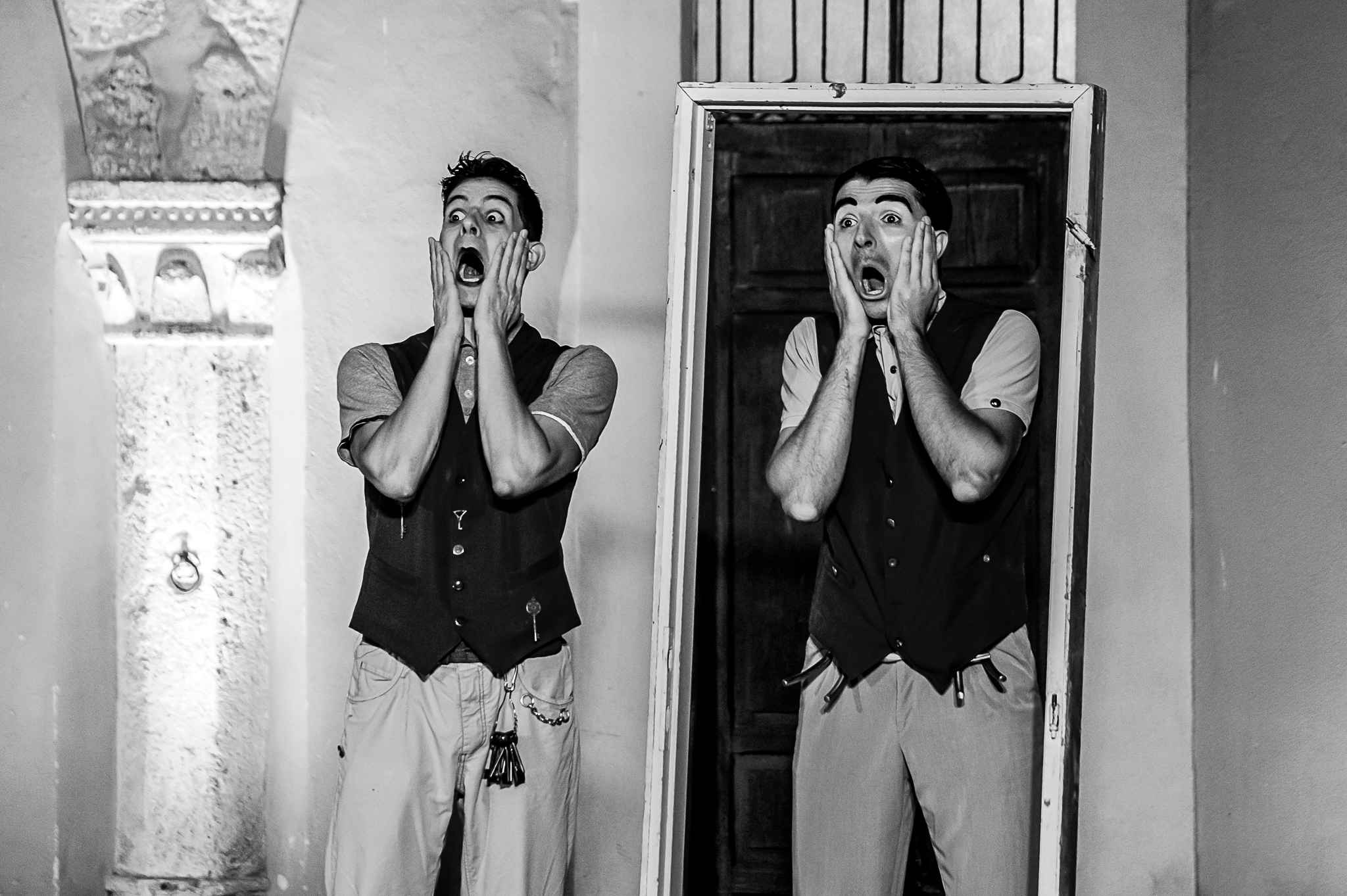 Due clown imitano l'Urlo di Munch.